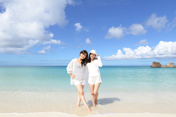 海辺で遊ぶ笑顔の女性 