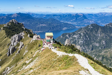 Fototapeta na wymiar Lago di Como e le Alpi