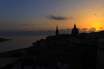 Silhouette von Valletta im Abendlicht