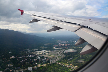 Obraz premium Clouds and town as seen through window of an aircraft, Chiang Ma