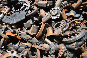 Pile of old motor parts scrap metal for recycling - obrazy, fototapety, plakaty