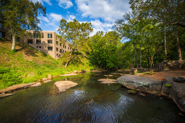 Fototapeta na wymiar The Reedy River at Falls Park on the Reedy, in Greenville, South