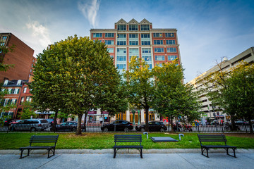 Naklejka premium Benches at James Monroe Park and buildings on I Street, in Washi