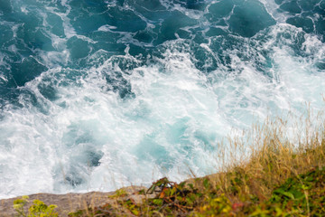 Fototapeta na wymiar ocean waves crashing on the rocks with white foam