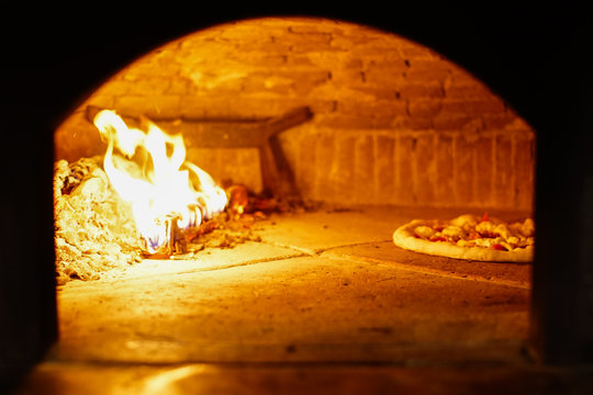 Pizza Napoletana in cottura nel forno a legna