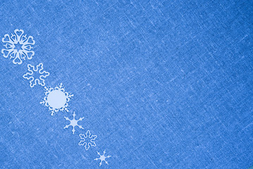 Рождество текстура. Белые снежинки голубая льняная ткань. Зима открытка - obrazy, fototapety, plakaty