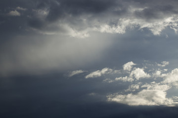 Obraz premium Ciel d'orage en clair obscur du soir