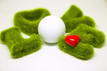 Naklejka premium Golf ball with grass love letter idea for golf lover