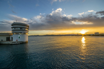 Accesso al porto di Saint Raphael al tramonto, Francia 