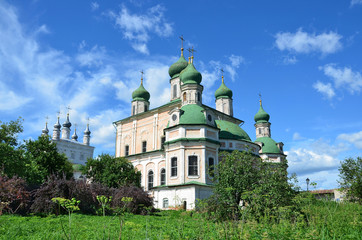 Fototapeta na wymiar Успенский собор Горицкого монастыря в Переславле-Залесском, построен в 1750-е годы