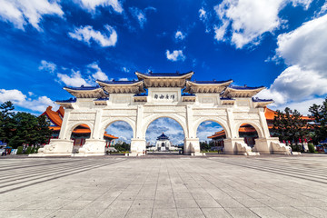 Chiang Kai-shek Memorial Hall under blue sky, Taipei, Taiwan - obrazy, fototapety, plakaty