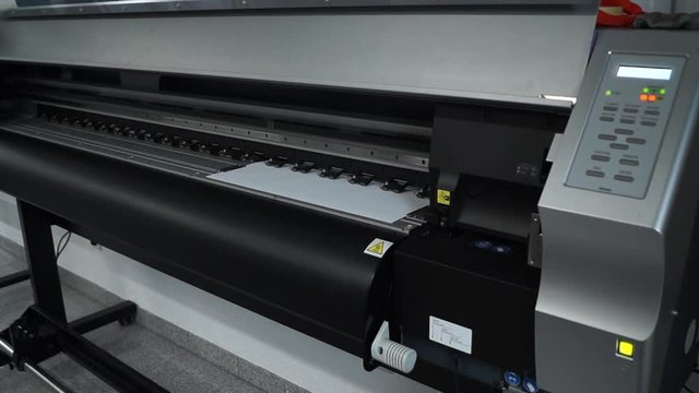Digitaldrucker druckt im Gro&szlig;formatdruck