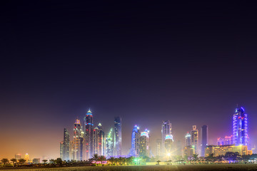 Obraz premium Panoramic view of Dubai Marina bay with cloudy sky on sunset, Dubai, UAE.