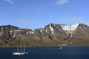 Schiff und Küstenlandschaft am Isfjorden, Spitzbergen