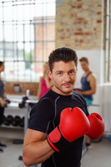 mann mit boxhandschuhen im fitnessstudio