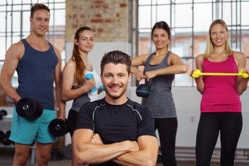 Naklejka na ściany i meble trainer und sportler im fitness-studio