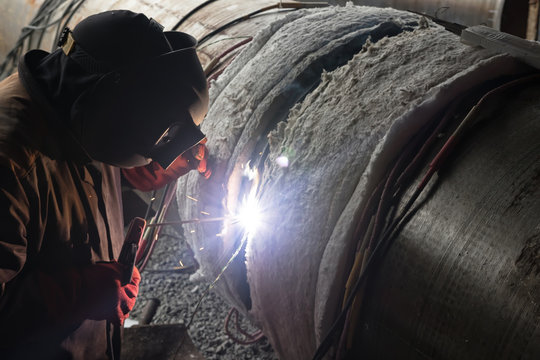 Welding large diameter pipes with pre-heated flexible ceramic heating elements in the field