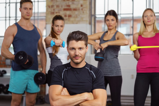 motiviertes, starkes team im fitness-studio
