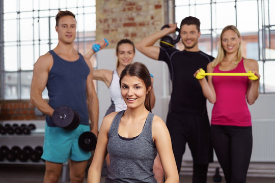 sportler mit verschiedenen geräten im fitness-studio