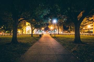 Obraz premium Walkway at Dupont Circle at night, in Washington, DC.