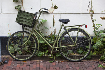 Fototapeta na wymiar Green bike in Amsterdam