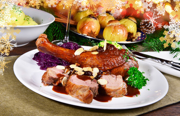 Gänsebraten mit weihnachtlicher Dekoration