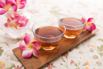 glasses of tea on wooden plate