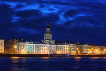 Obraz premium building of the Kunstkammer in St. Petersburg in night, Russia