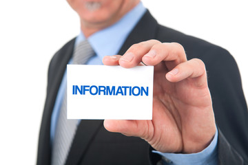 Mann zeigt Karte mit der Aufschrift: Information