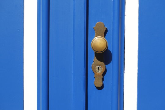 TürKlinke und Türschloß an alter Blauer Holztür