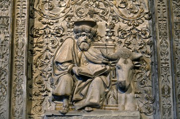 Fototapeta na wymiar San Lucas en el interior de la Catedral de Cristo Salvador de Ávila templo de culto católico Castilla y León, España. 