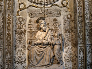 Fototapeta na wymiar San Mateo en el interior de la Catedral de Cristo Salvador de Ávila templo de culto católico Castilla y León, España. 