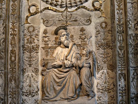San Mateo en el interior de  la Catedral de Cristo Salvador de &Aacute;vila templo de culto cat&oacute;lico Castilla y Le&oacute;n, Espa&ntilde;a.
