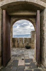 Portone medievale nel Castello Ruffo di Scilla, Calabria, Italia