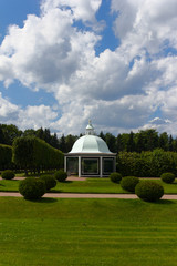 Obraz premium White gazebo in green park with blue sky
