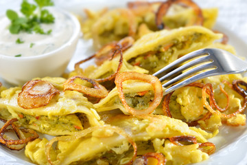 Gebratene, schwäbische Maultaschen mit Ei, Röstzwiebeln und Kräuterquark serviert -  Fried...