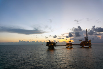 Naklejka premium Silhouette of oil rig or platform at oilfield in Malaysia