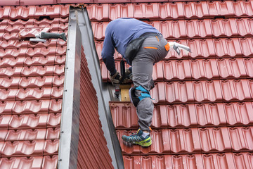 Roofer repair  the roof of clay tiles