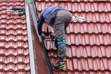 Roofer repair  the roof of clay tiles