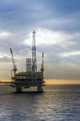 Obraz premium Silhouette of oil rig or platform at oilfield in Malaysia