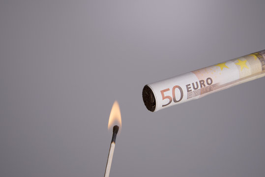 fiamma e sigaretta fatta con 50 euro