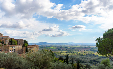 Fototapeta na wymiar tuscan landscape and medieval village, italy