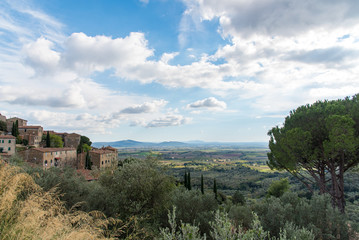 Fototapeta na wymiar tuscan landscape and medieval village, italy