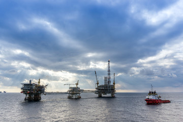 Anchor handling tugboat approaching oil rig

