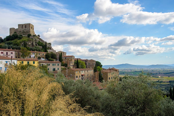 Fototapeta na wymiar medieval village on the hill, tuscany, italy