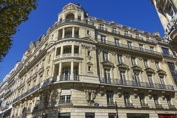 Fototapeta na wymiar Beautiful mansions in the city of Paris