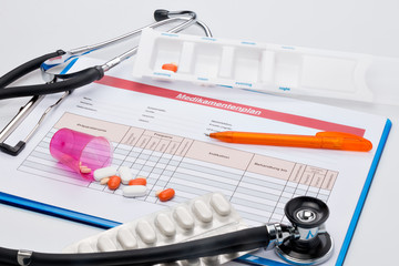 Medikamentenplan, mit Tabletten und Stethoskop