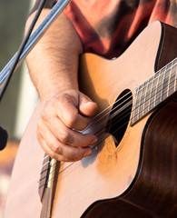 hand man playing the guitar