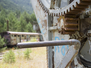 Engranajes de una grúa antigua abandonada en la estación de Canfranc,Huesca,España