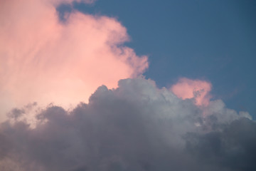 Fototapeta na wymiar beautiful sky with clouds in the evening